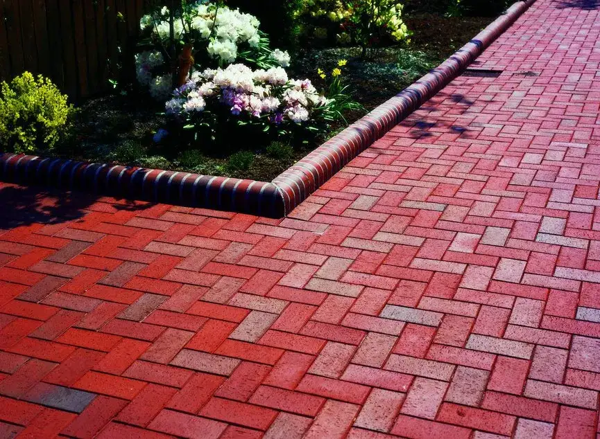 Jak zrobić chodnik z czerwonej cegły - uniknij najczęstszych błędów