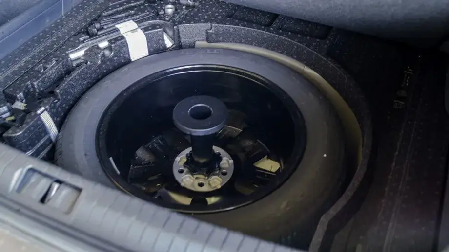 Koło zapasowe czy zestaw naprawczy w Czechach – uniknij mandatu