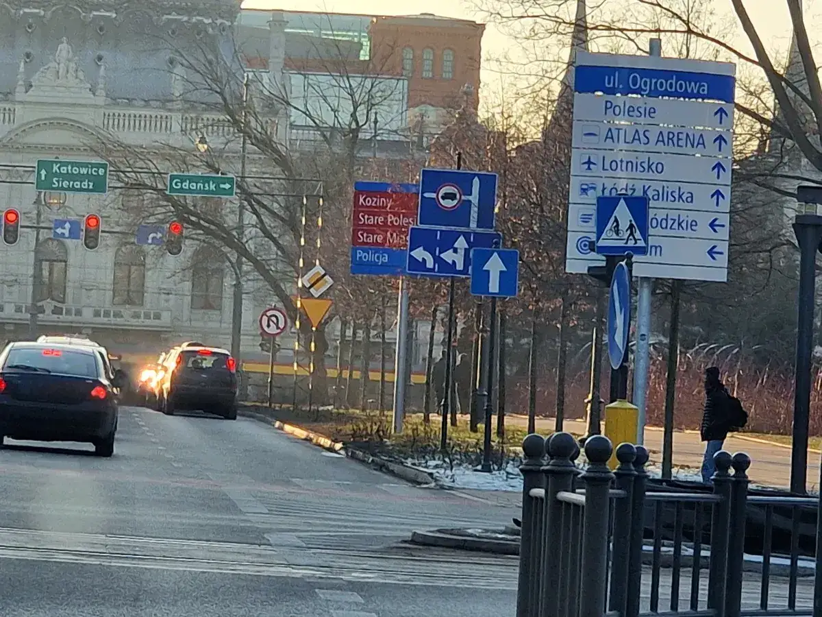 Znaki drogowe na osiedlu: Kto odpowiada? Zmień chaos w porządek!