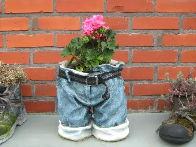 Jak zrobić kwietnik z jeansów - prosty DIY w 5 krokach