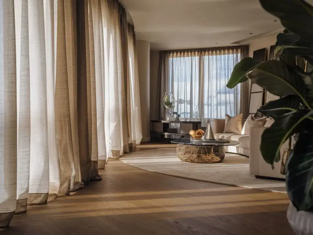Czy zasłony powinny leżeć na podłodze? Odkryj zalety i wady tej decyzji