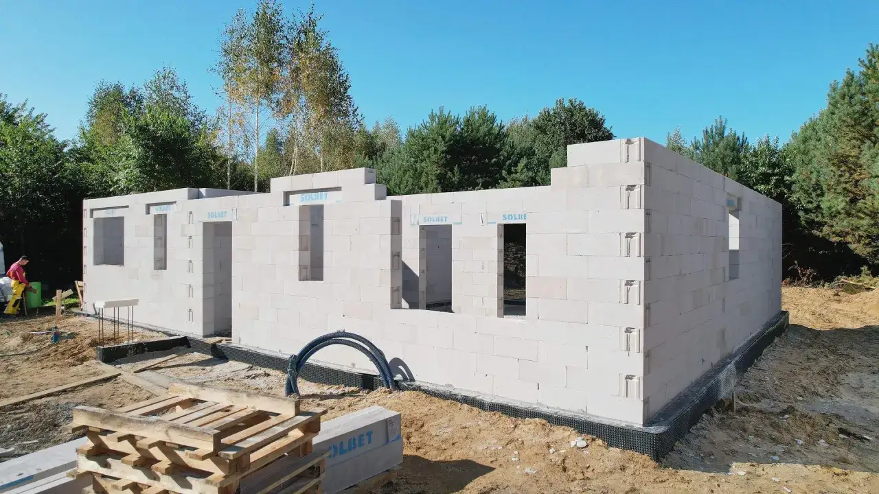 Budowa garażu z bloczków betonowych. Zastanawiasz się, ile kosztuje postawienie garażu? Oto początek budowy.