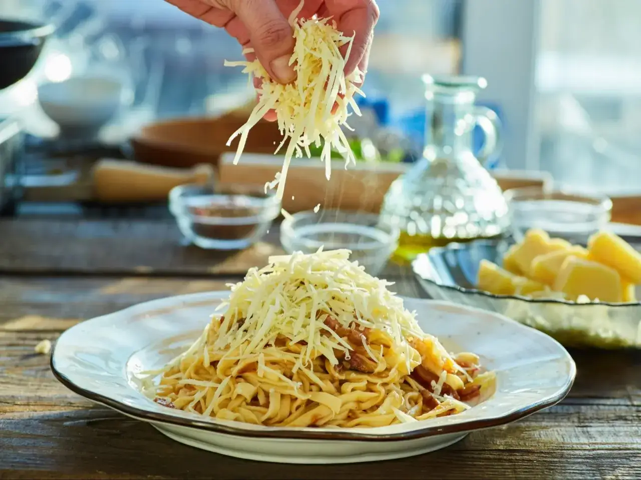 Jak odgrzać makaron z sosem, by smakował jak świeży?