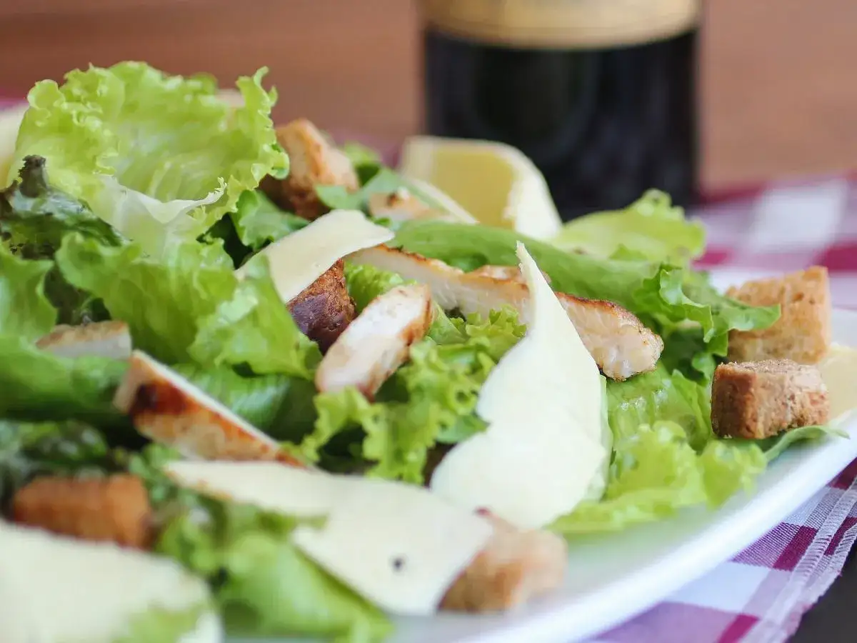 Domowy sos Cezar bez anchois: Odkryj sekret smaku umami!