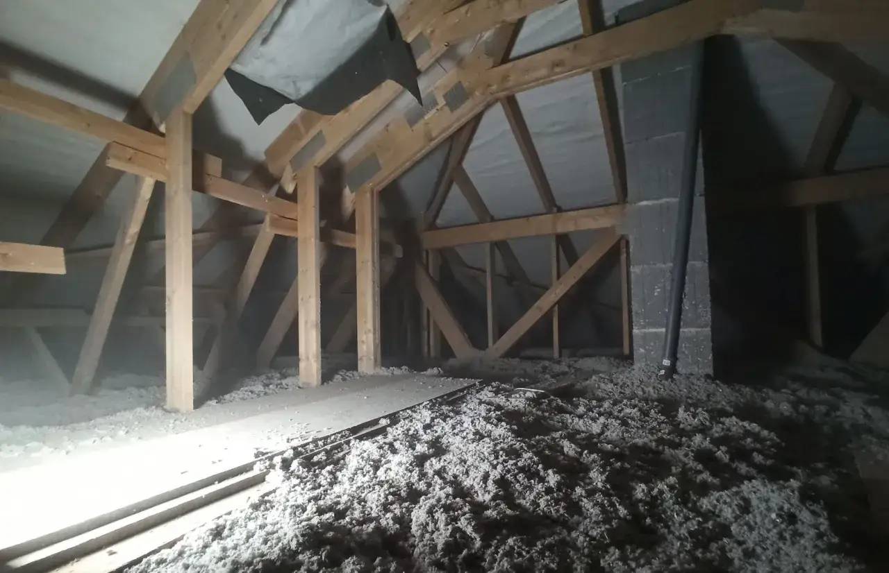 Ocieplenia celulozą a tradycyjne metody – co wybrać?