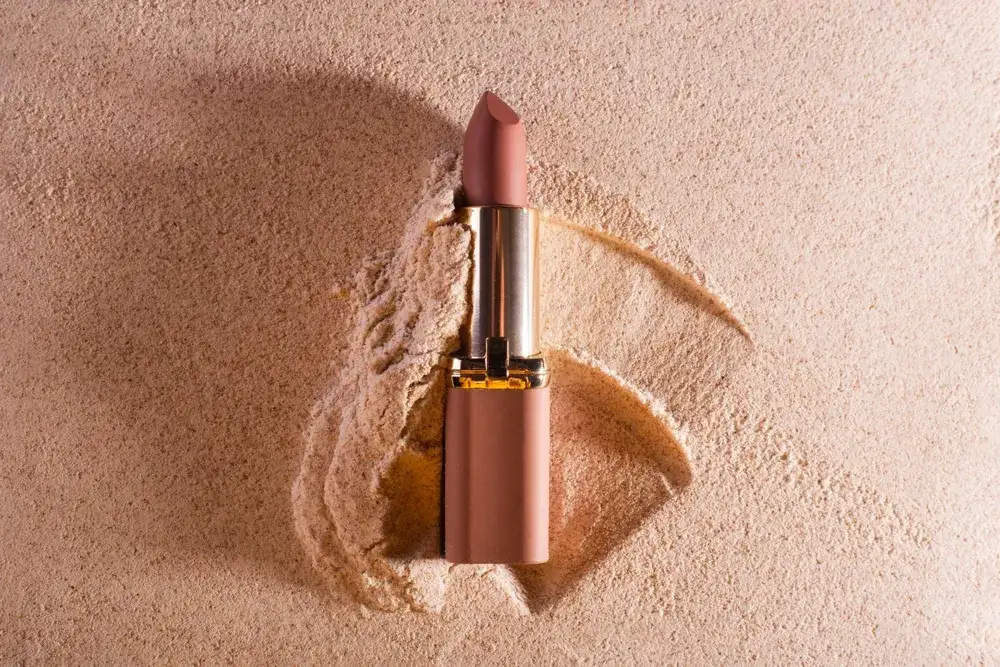 Satynowa szminka co to znaczy? Odkryj jej zalety i właściwości