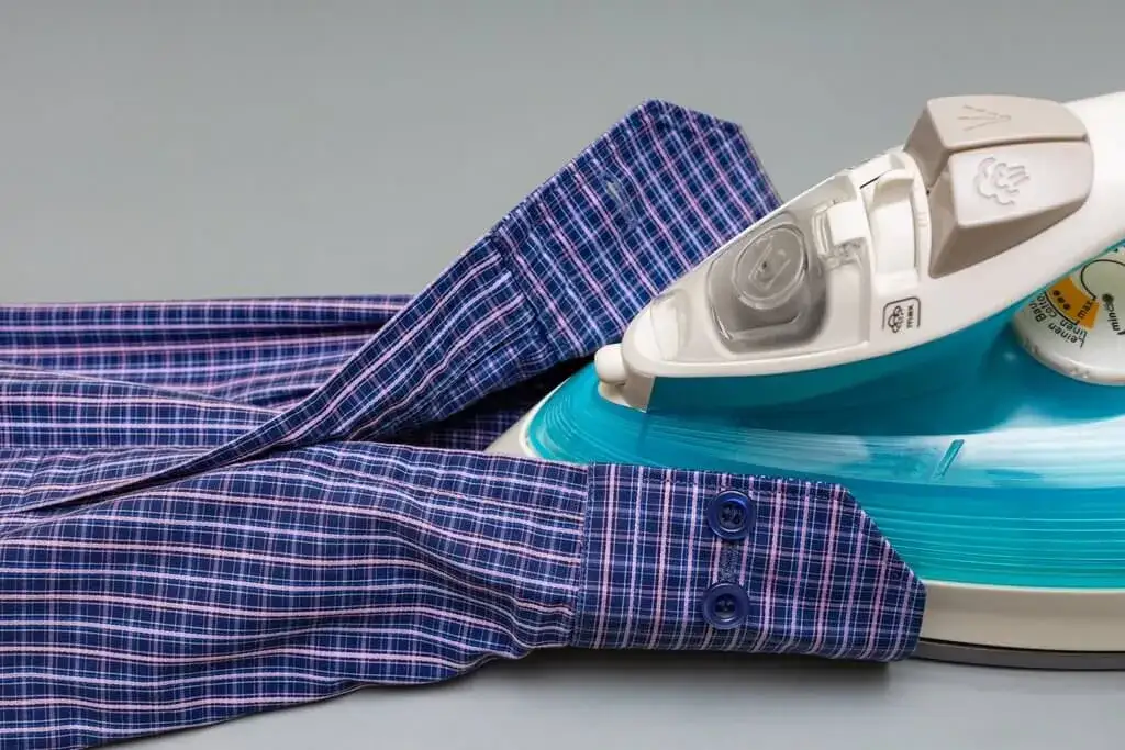 Jak prasować rękaw koszuli, aby uniknąć zagnieceń i uzyskać perfekcję