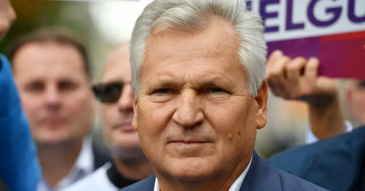 Aleksander Kwaśniewski, były prezydent, w otoczeniu ludzi. Jego prezydentura to ważny rozdział w historii Polski.