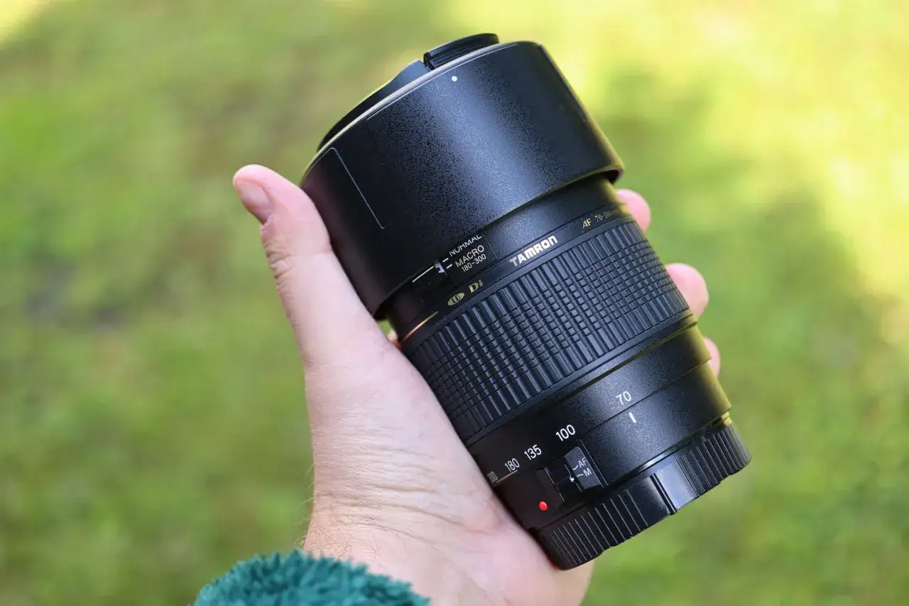 Obiektyw 70-300mm Tamron, idealny do zdjęć makro, portretów i dzikiej przyrody.