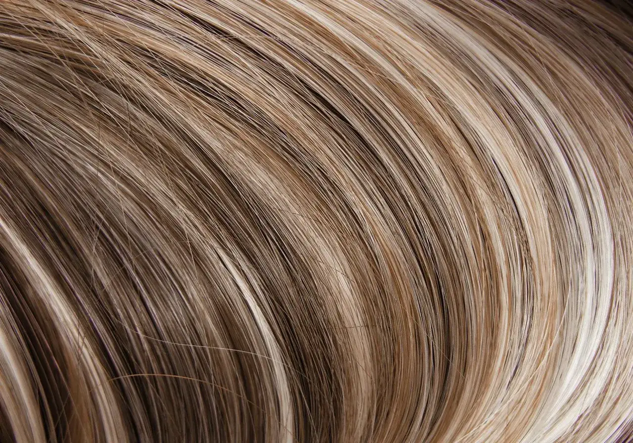 Braune Haare mit blonden Strähnchen: Welcher Look passt zu Ihnen?