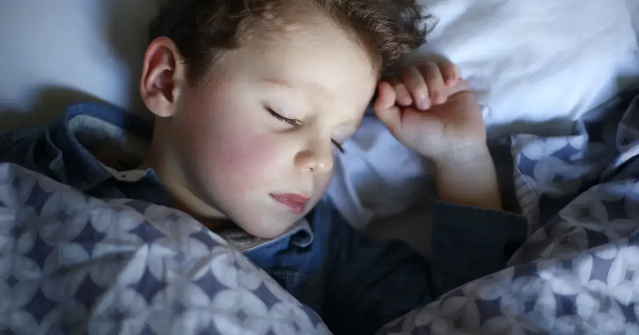 Twoje dziecko mówi przez sen? Poznaj przyczyny i reakcje