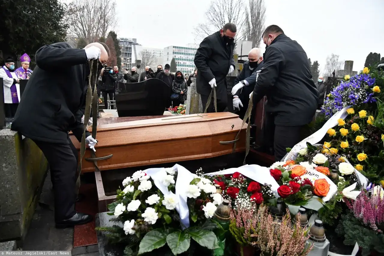 Kremacja w Polsce: Trumna obowiązkowa? Rozwiewamy wątpliwości