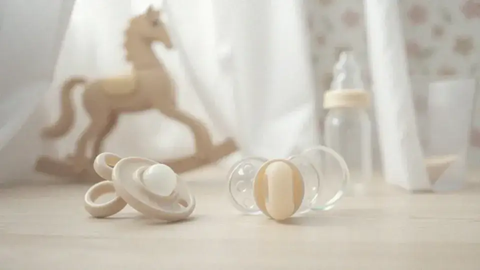 Kiedy zmienić smoczek na większy? Zobacz, jak uniknąć frustracji dziecka