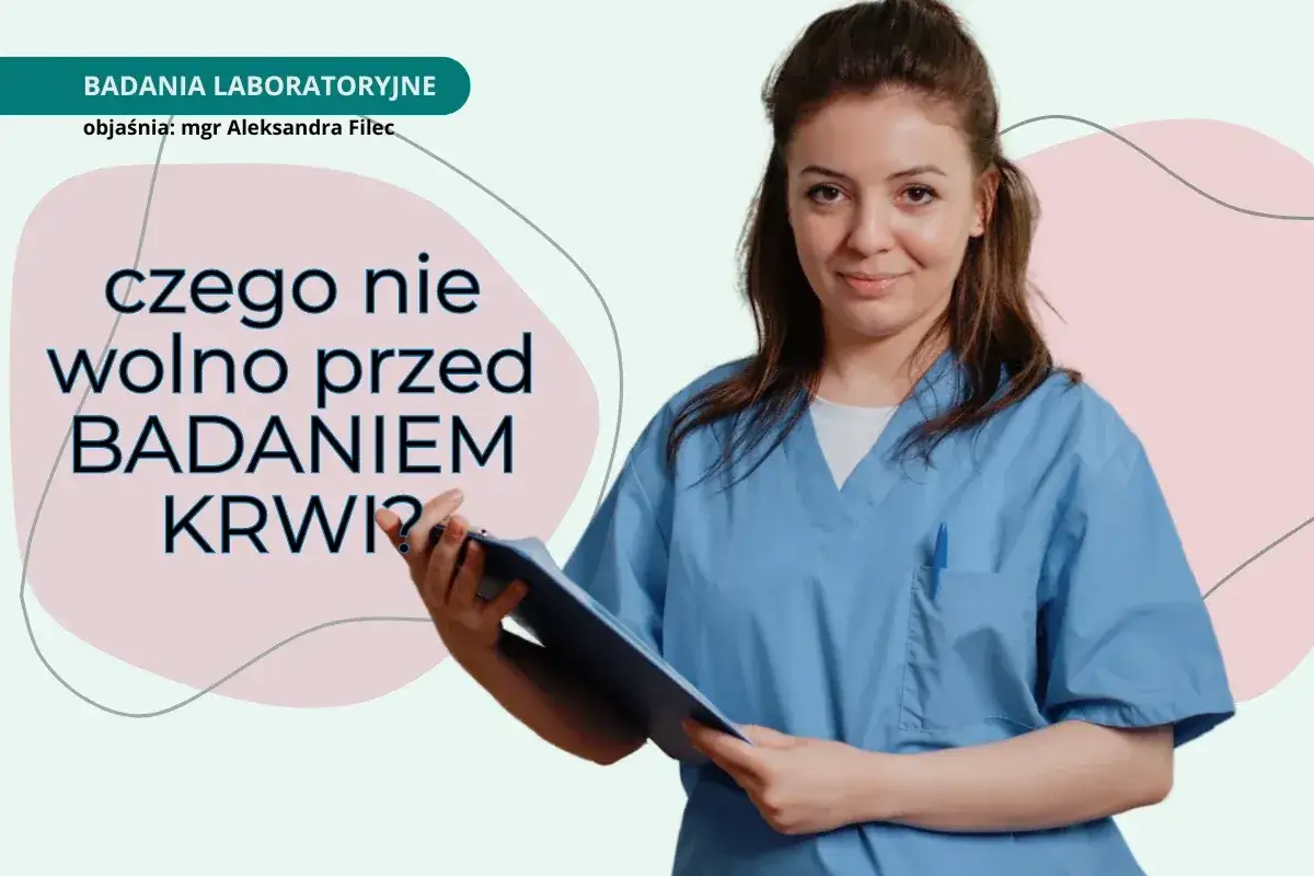 Pielęgniarka w niebieskim uniformie trzymająca teczkę z dokumentami.