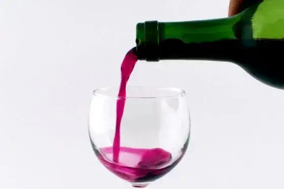 Białe wino: Korzyści czy ryzyka dla zdrowia? Pij z głową!