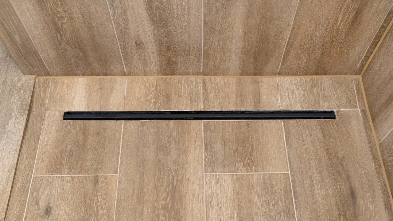 Jak zrobić odpływ liniowy w bloku - uniknij najczęstszych błędów