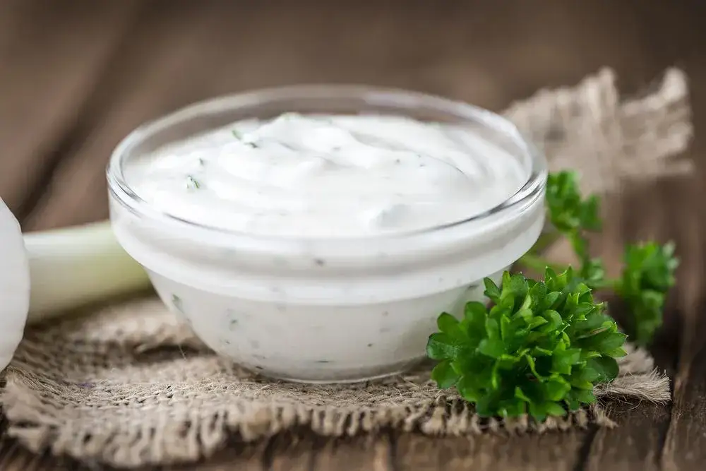 Jak zrobić sos czosnkowy do pizzy, który zachwyci Twoich gości