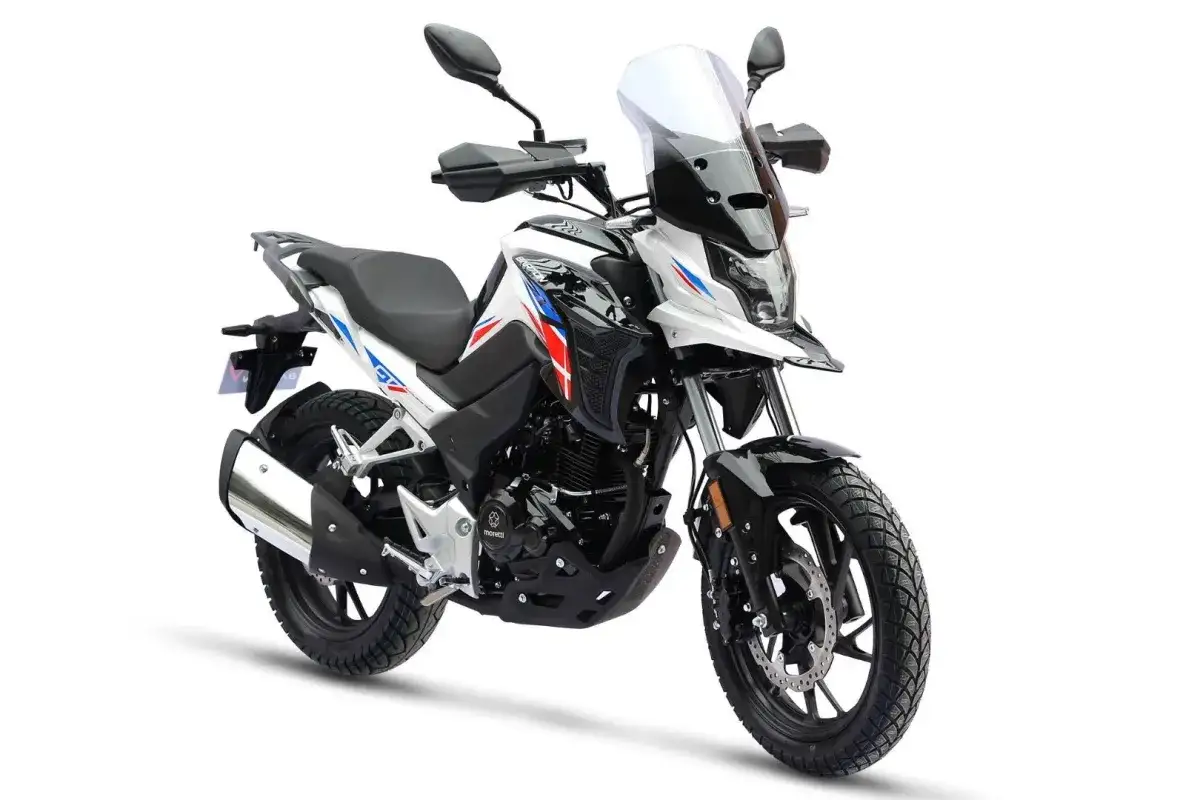 Nowy motocykl 125cc gotowy do docierania. Biało-czarny z czerwono-niebieskimi akcentami, z wysoką szybą i bagażnikiem.