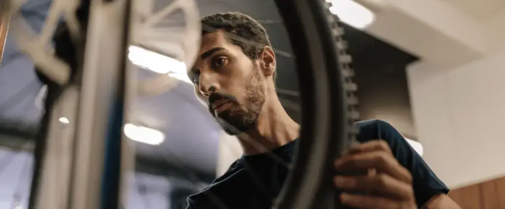 Jak zdjąć tylne koło w rowerze z hamulcami tarczowymi bez problemów