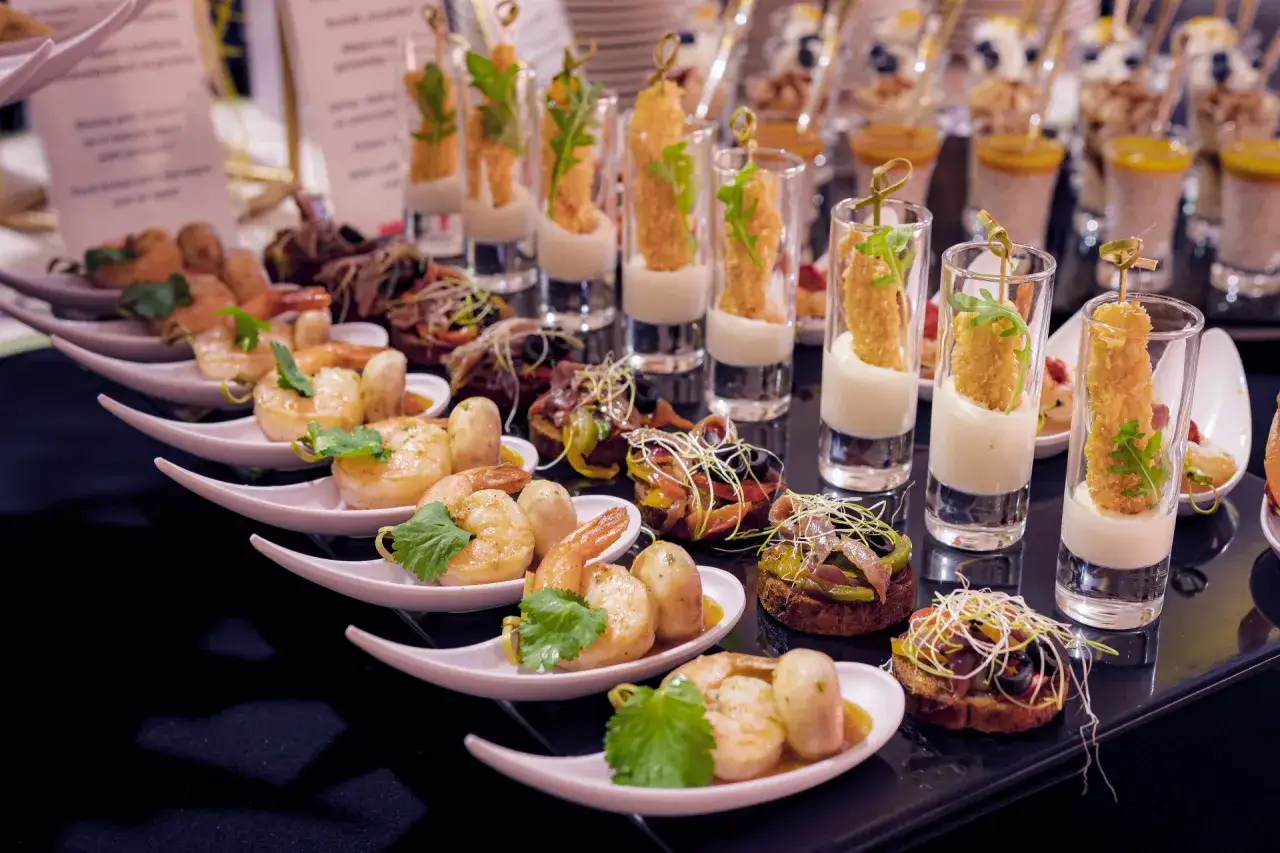 Ile mięsa na wesele? Precyzyjne wytyczne i budżet bez stresu.