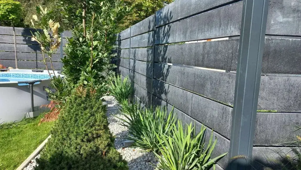 Ile kosztuje metr ogrodzenia betonowego? Sprawdź, by nie przepłacić