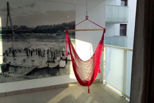 Jak zamontować huśtawkę na balkonie bez ryzyka i błędów?