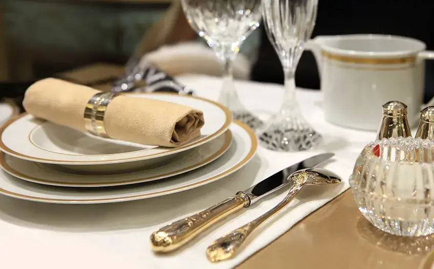 Jak nakryć stół dla gości, aby stworzyć niezapomniane wrażenie