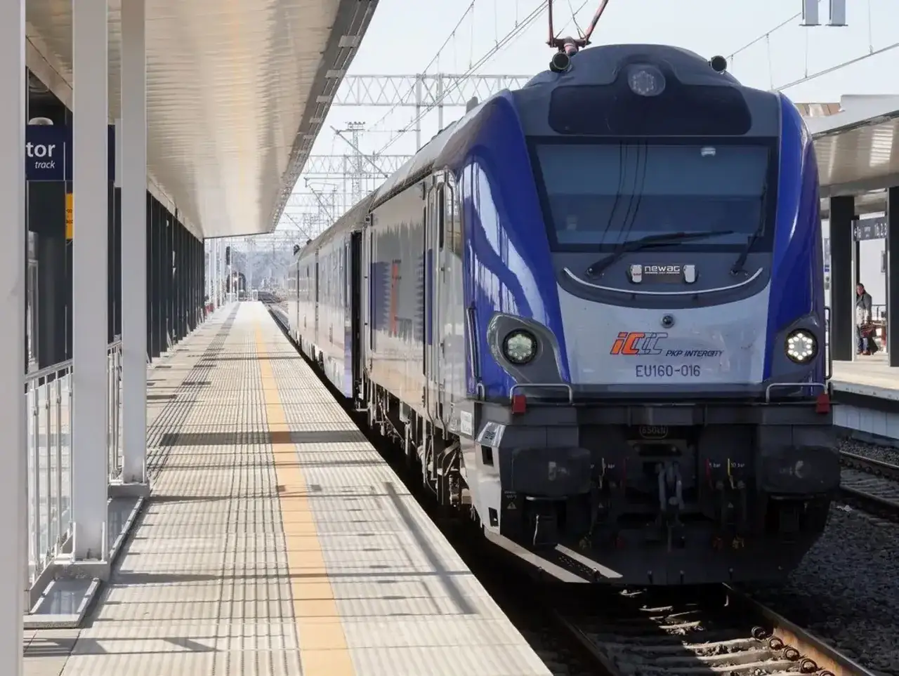 Nowoczesny pociąg PKP Intercity EU160-016 na peronie, gotowy do podróży z Warszawy do Łodzi.