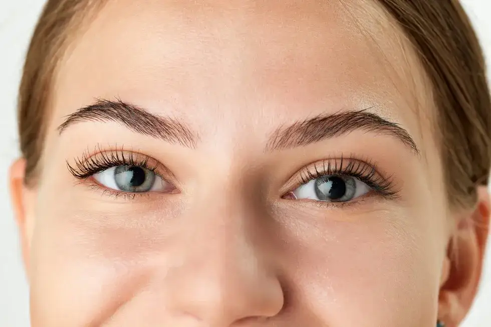 Laminacja rzęs: Co to jest? Efekty, cena, jak dbać?