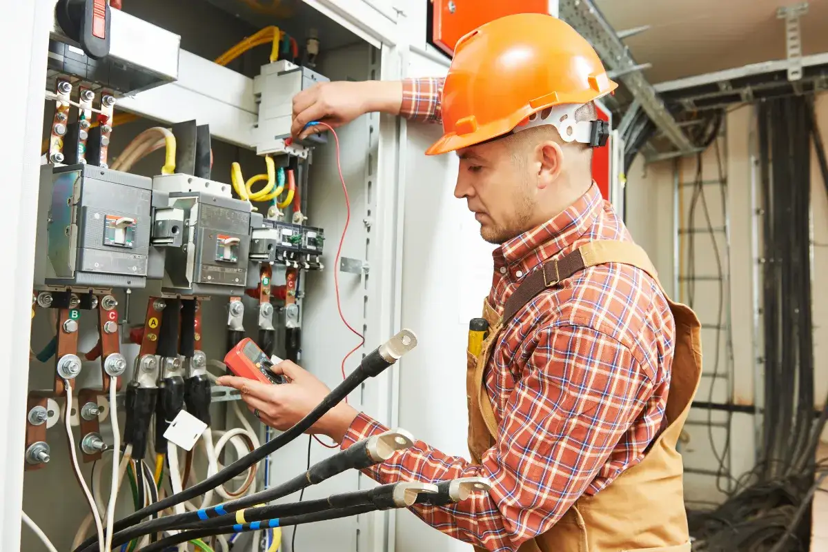 Ile zarabia elektryk po zawodówce? Zaskakujące fakty o wynagrodzeniach