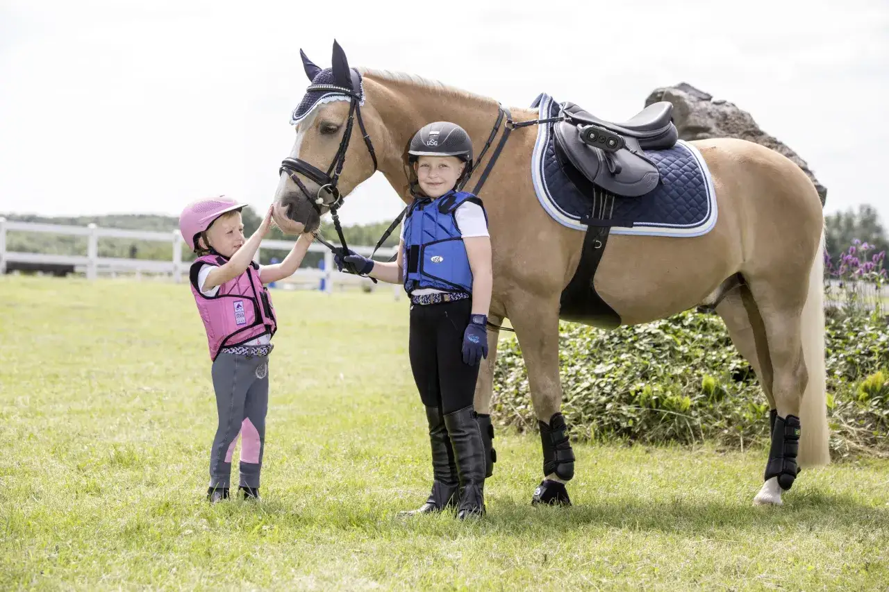 Strój jeździecki dla dziewczynki: Bezpiecznie, komfortowo, budżetowo