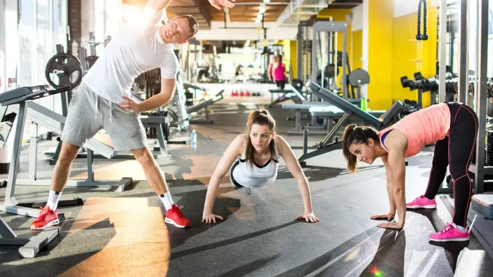Rozgrzewka jakie ćwiczenia wybrać, by uniknąć kontuzji i przygotować się do treningu