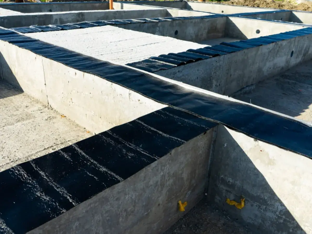 Skuteczne środki do izolacji fundamentów, które ochronią Twój dom przed wilgocią