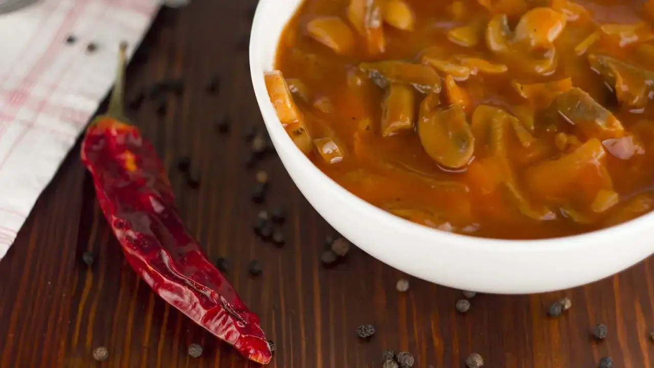 Gulasz grzybowy z papryczką chili i pieprzem. Idealny pomysł, co ugotować z tego co mam w lodówce, gdy potrzebujesz czegoś rozgrzewającego.