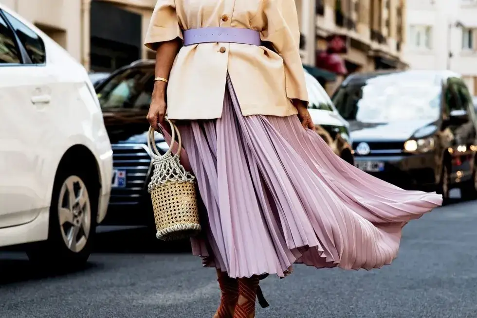 Jak nosić spódnicę plisowaną: stylizacje, które zachwycają każdego dnia