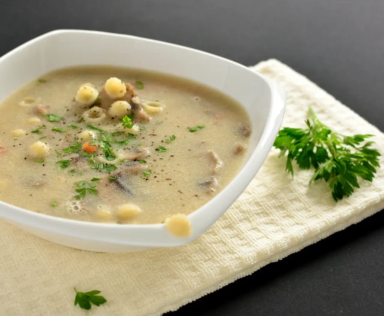 Jak zrobić zupę pieczarkową z makaronem - prosty przepis na smaczne danie