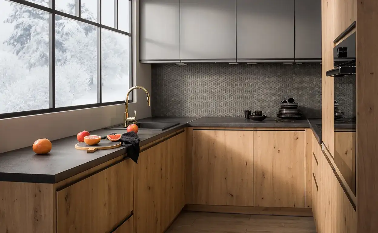 Nowoczesne materiały do kuchni między szafkami zamiast płytek