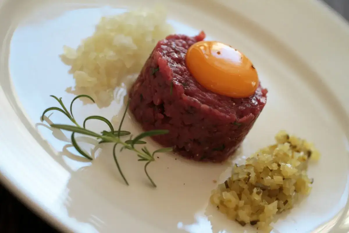 Tatar w burgerowni: Czy jest bezpieczny? Sprawdź, zanim zjesz!