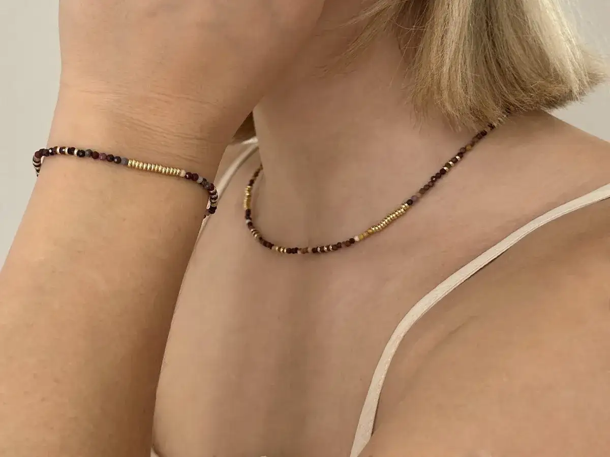 Kryształy naszyjniki znaczenie: odkryj ich moc i symbolikę