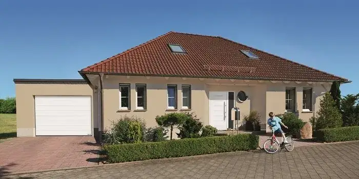 Dom w granicy działki? Poznaj przepisy i uniknij błędów!