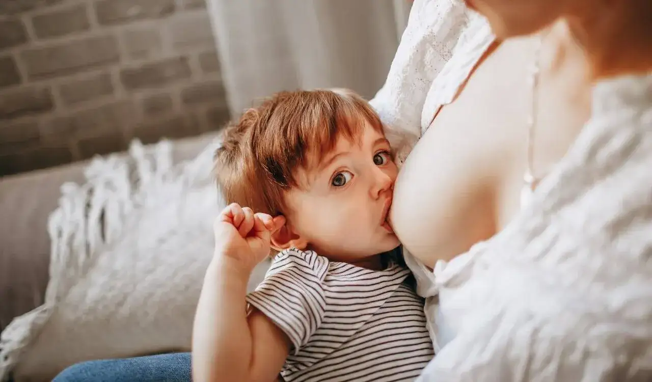 Karmienie piersią: czego nie można jeść, aby chronić dziecko