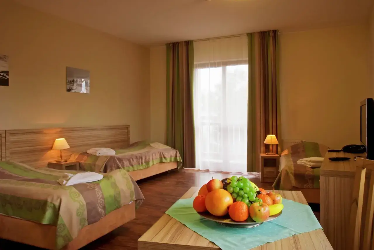 Pokój w sanatorium Rabczański Zdrój NFZ. Opinie o komforcie i świeżych owocach na stole.