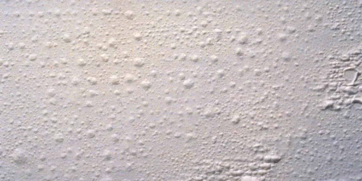 Jak skutecznie malować chropowate ściany, unikając błędów?