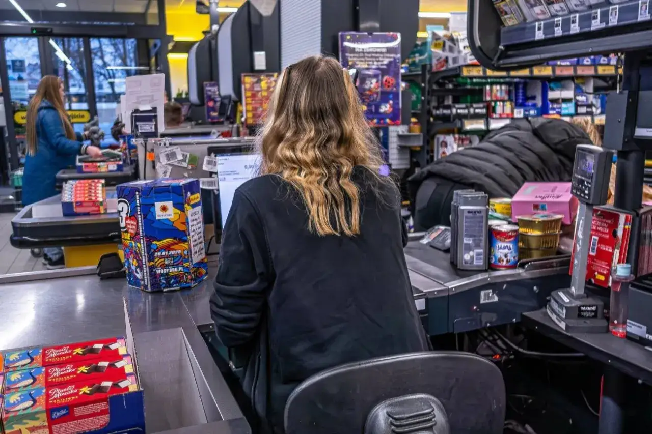 Ile zarabiają pracownicy banku? Realne pensje i benefity.