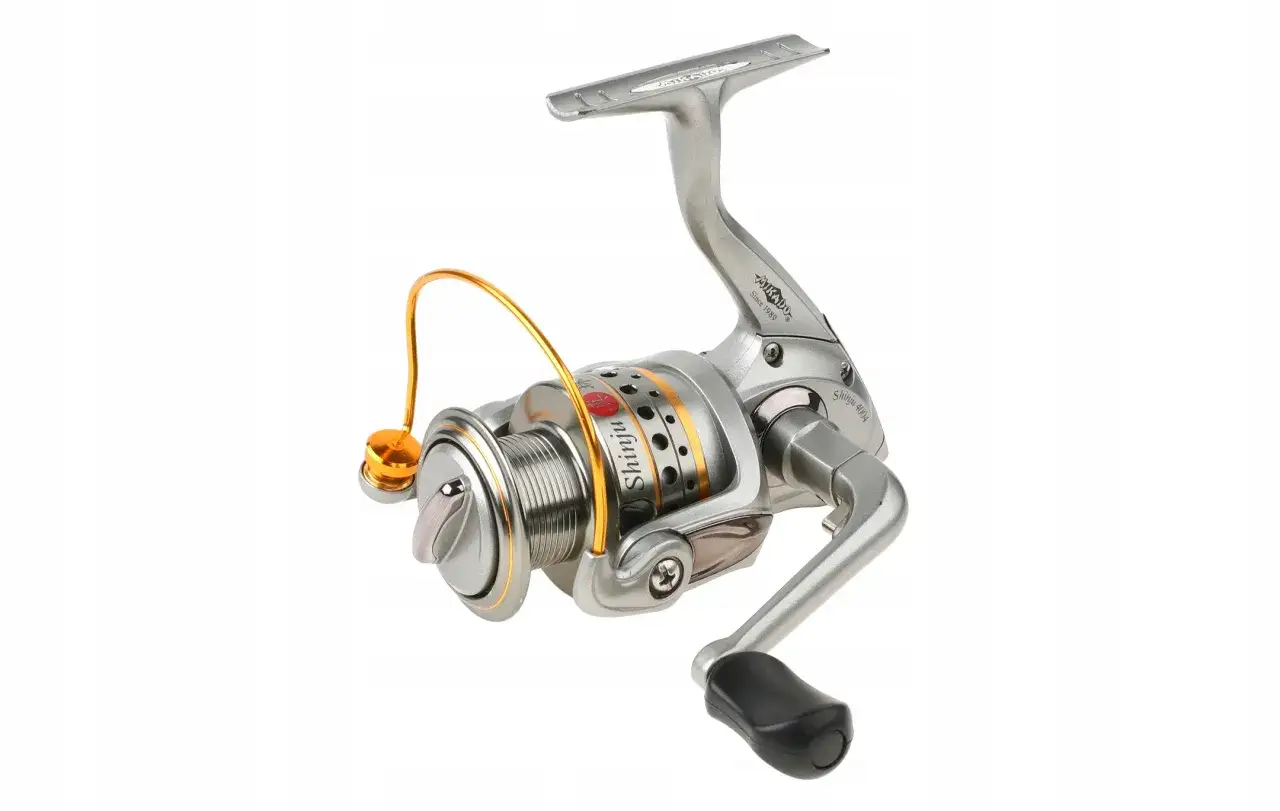 Srebrny kołowrotek Mikado Shinju 4004, idealny jako kołowrotek do spinningu do 100 zł.