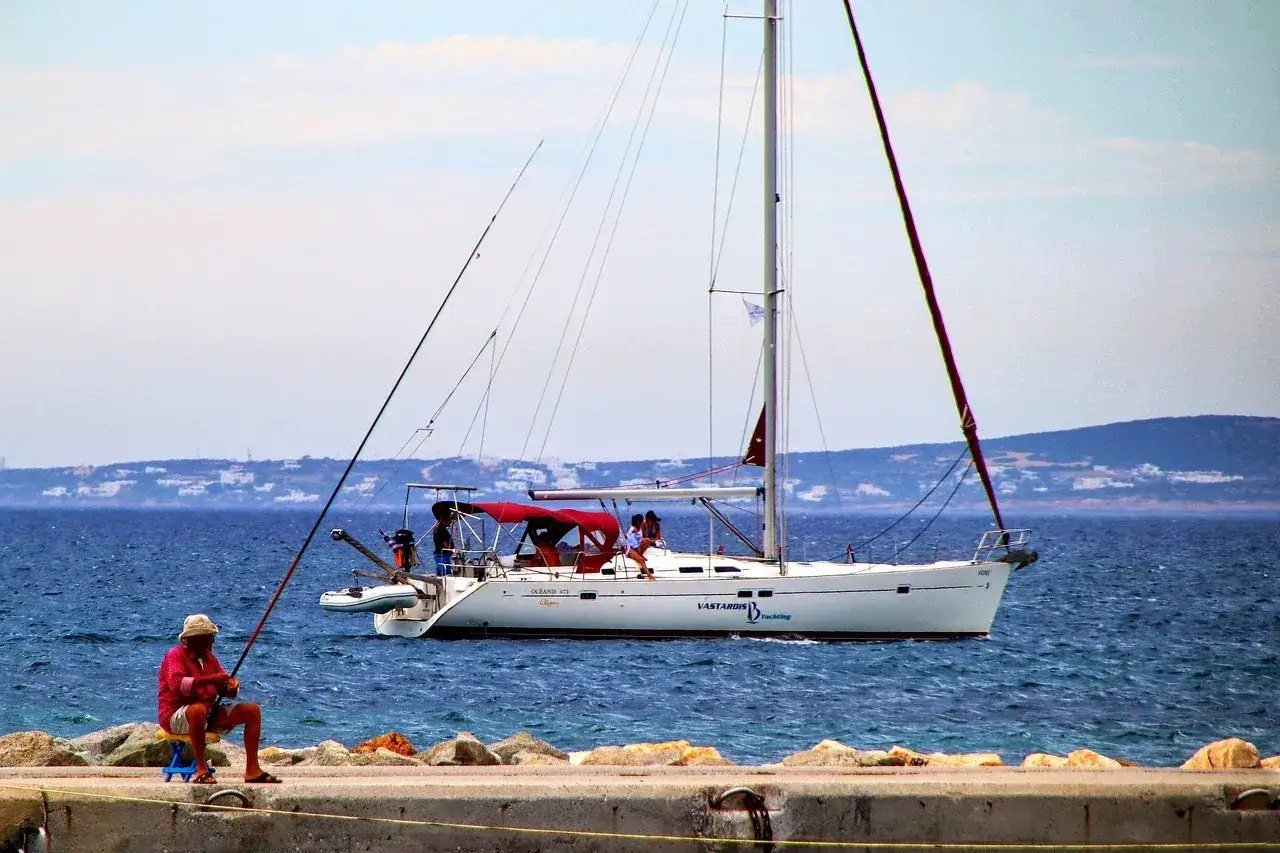 Wędkarskie wyjazdy z noclegiem w Polsce: Gdzie łowić i spać?