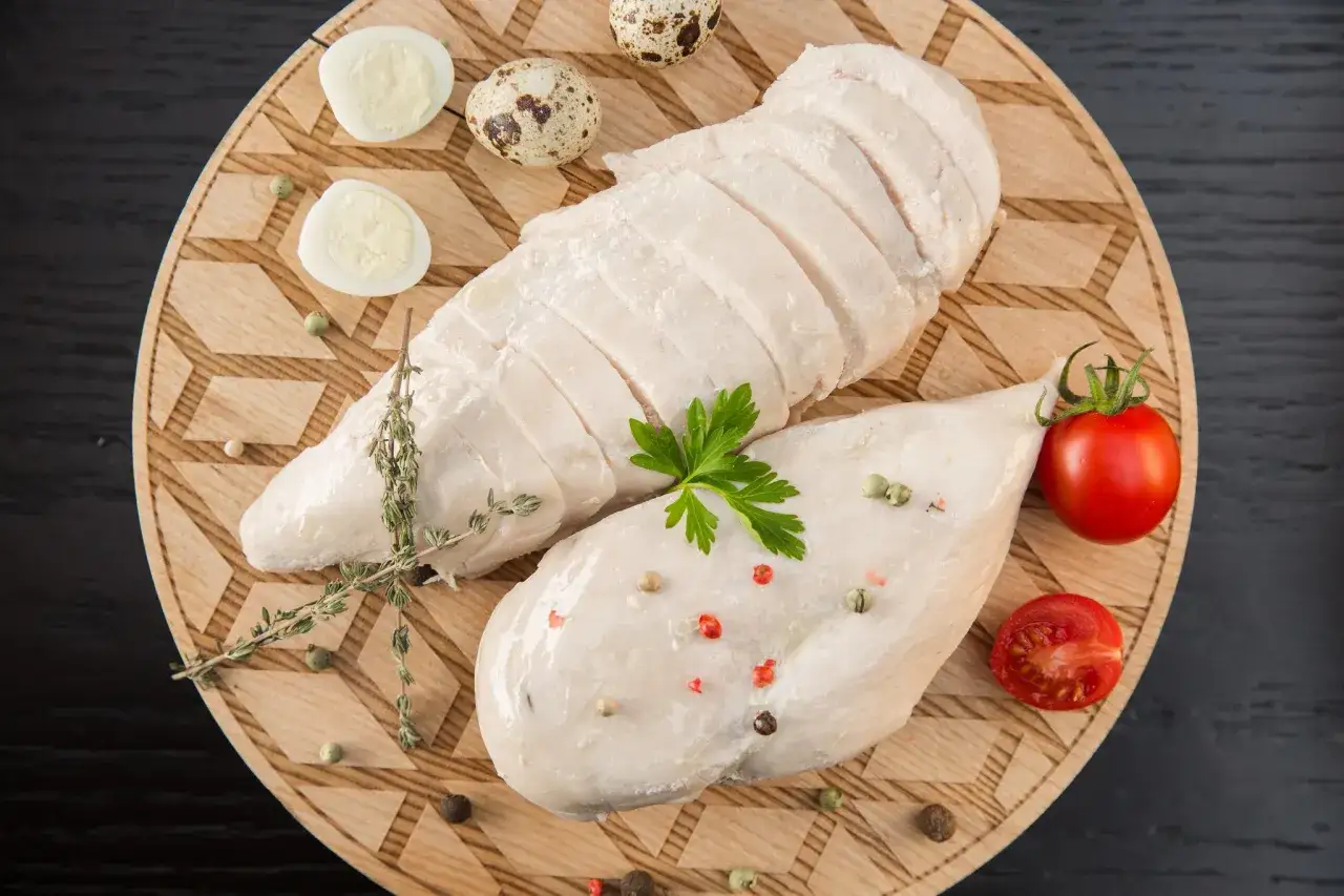 Jak długo gotować pierś z kurczaka do sałatki, aby była soczysta?