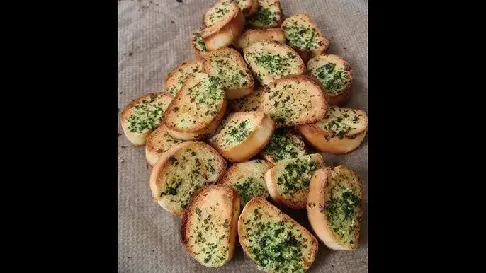 Chrupiące grzanki czosnkowe do zupy. Prosty przepis krok po kroku bez porażki