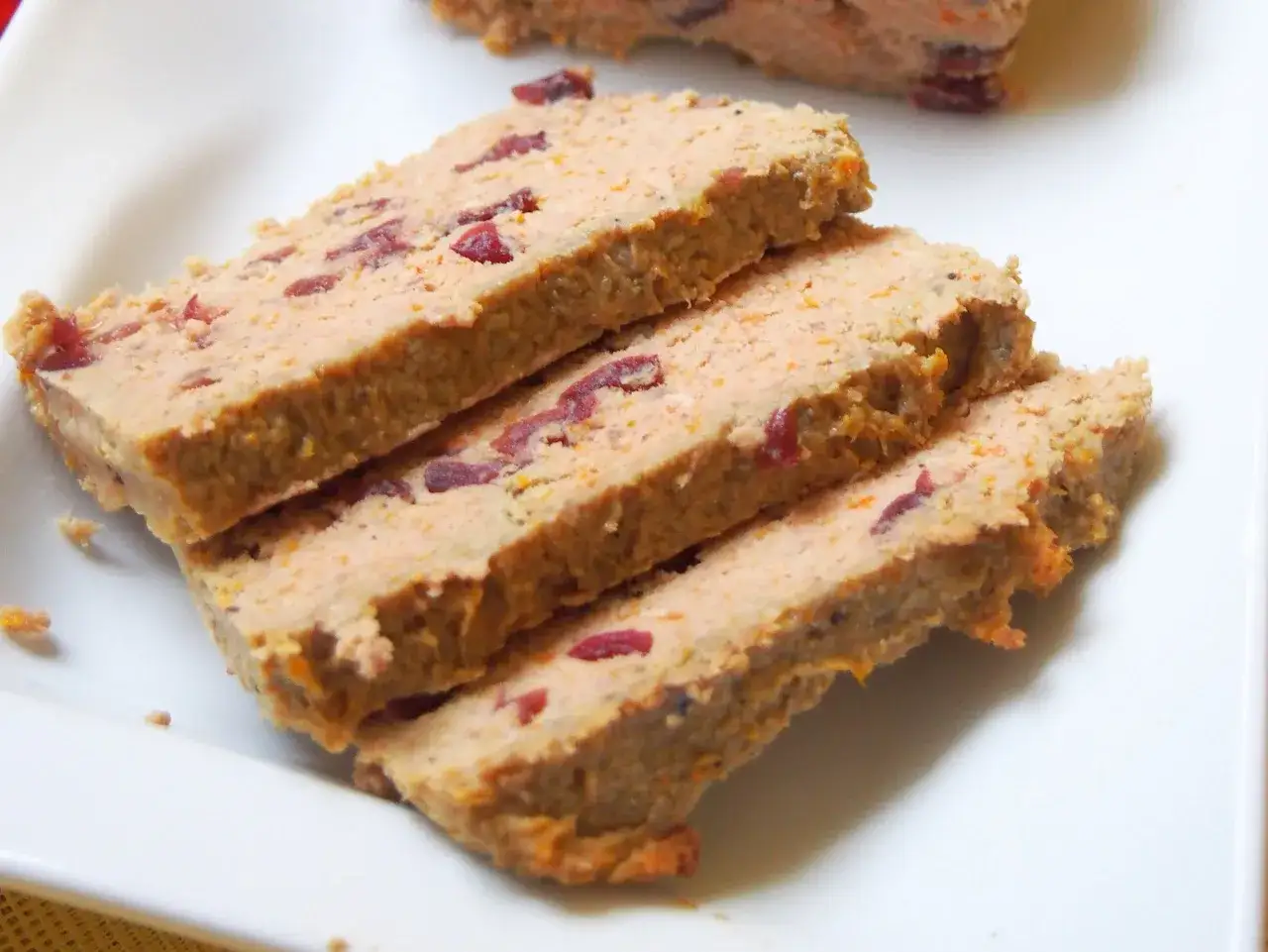 Pyszny pasztet drobiowy z żurawiną, który zachwyci Twoich gości