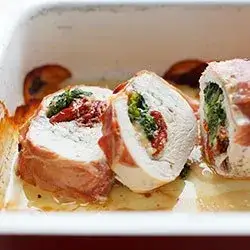 Soczysta pierś z indyka w suszonych pomidorach: Sposób na pyszny obiad